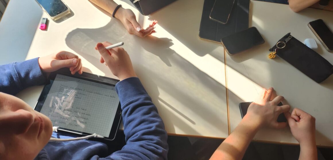vietare o responsabilizzare l'uso dei cellulari a scuola