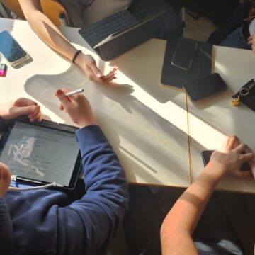 vietare o responsabilizzare l'uso dei cellulari a scuola