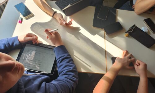 vietare o responsabilizzare l'uso dei cellulari a scuola